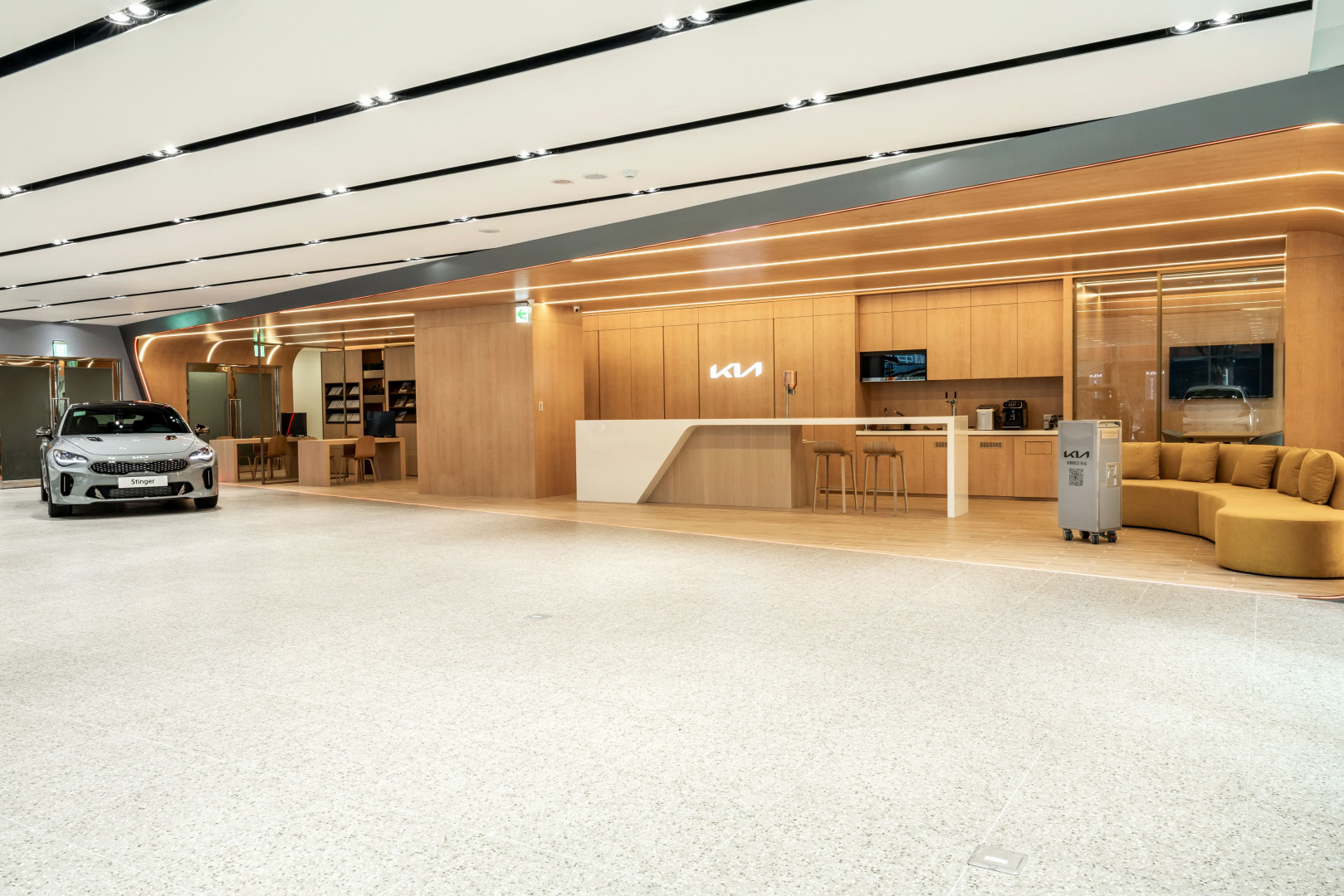 SMALL_2. Kia新莊展示中心導入「Kia Store」設計概念，以品牌全新設計理念「Opposite United對立的和諧」打造，創造出前所未有的空間設計氛圍。